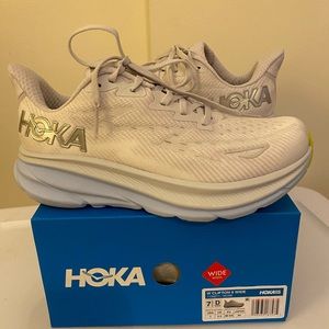 Hoka Size 7, Clifton 9 (Wide) WORN ONCE! Still look brand new!!!! PRICE REDUCED!